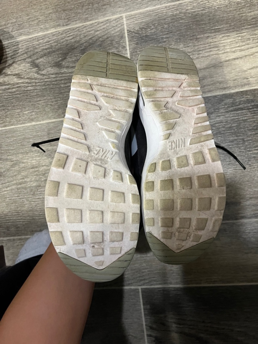 Women’s Nike Shoes - Picture 3 of 4